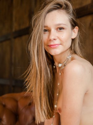 Showy Beauty invites you to browse their xxx pictures with Mirabella has a nice body