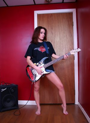 Spunky Angels offers xxx pic gallery with Serena exhibit superb body